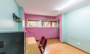 VENTA Casa 5 ambientes Barrio Versalles , patio y cochera para dos autos  PERMUTA - APTO CREDITO