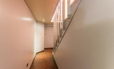 VENTA Casa 5 ambientes Barrio Versalles , patio y cochera para dos autos  PERMUTA - APTO CREDITO