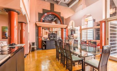 VENTA Casa 5 ambientes Barrio Versalles , patio y cochera para dos autos  PERMUTA - APTO CREDITO