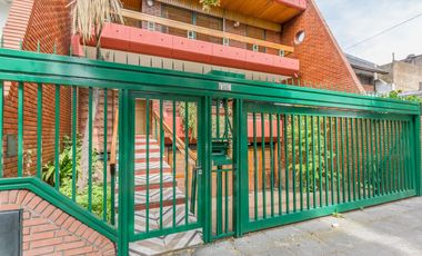 VENTA Casa 5 ambientes Barrio Versalles , patio y cochera para dos autos  PERMUTA - APTO CREDITO