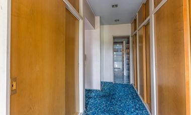 VENTA Casa 5 ambientes Barrio Versalles , patio y cochera para dos autos  PERMUTA - APTO CREDITO