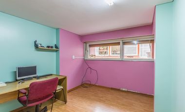 VENTA Casa 5 ambientes Barrio Versalles , patio y cochera para dos autos  PERMUTA - APTO CREDITO