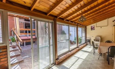 VENTA Casa 5 ambientes Barrio Versalles , patio y cochera para dos autos  PERMUTA - APTO CREDITO