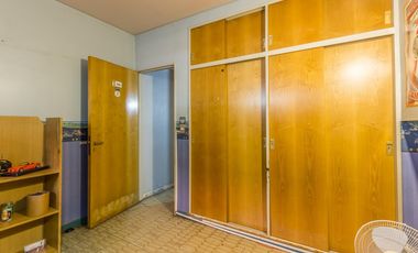 VENTA Casa 5 ambientes Barrio Versalles , patio y cochera para dos autos  PERMUTA - APTO CREDITO