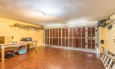 VENTA Casa 5 ambientes Barrio Versalles , patio y cochera para dos autos  PERMUTA - APTO CREDITO
