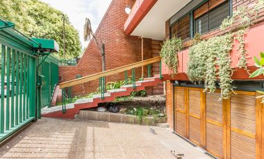VENTA Casa 5 ambientes Barrio Versalles , patio y cochera para dos autos  PERMUTA - APTO CREDITO