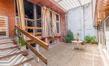 VENTA Casa 5 ambientes Barrio Versalles , patio y cochera para dos autos  PERMUTA - APTO CREDITO