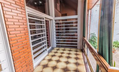 VENTA Casa 5 ambientes Barrio Versalles , patio y cochera para dos autos  PERMUTA - APTO CREDITO