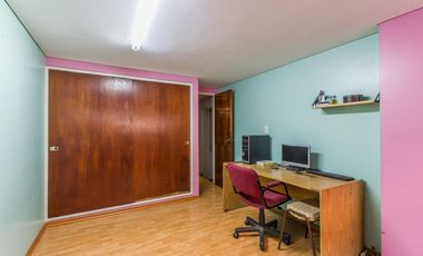 VENTA Casa 5 ambientes Barrio Versalles , patio y cochera para dos autos  PERMUTA - APTO CREDITO
