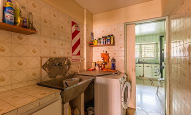 VENTA Casa 5 ambientes Barrio Versalles , patio y cochera para dos autos  PERMUTA - APTO CREDITO