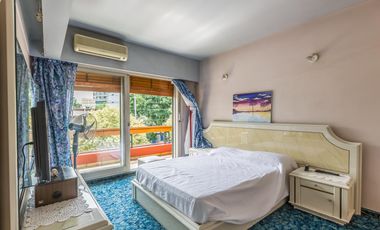 VENTA Casa 5 ambientes Barrio Versalles , patio y cochera para dos autos  PERMUTA - APTO CREDITO