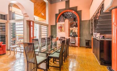 VENTA Casa 5 ambientes Barrio Versalles , patio y cochera para dos autos  PERMUTA - APTO CREDITO