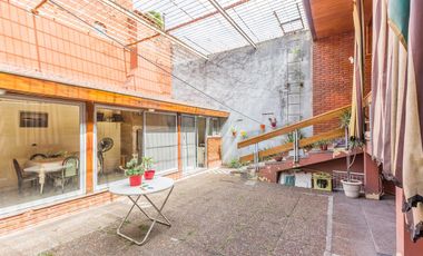 VENTA Casa 5 ambientes Barrio Versalles , patio y cochera para dos autos  PERMUTA - APTO CREDITO