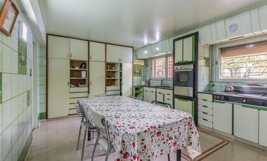 VENTA Casa 5 ambientes Barrio Versalles , patio y cochera para dos autos  PERMUTA - APTO CREDITO