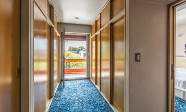 VENTA Casa 5 ambientes Barrio Versalles , patio y cochera para dos autos  PERMUTA - APTO CREDITO