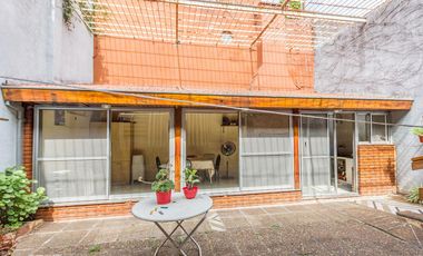 VENTA Casa 5 ambientes Barrio Versalles , patio y cochera para dos autos  PERMUTA - APTO CREDITO