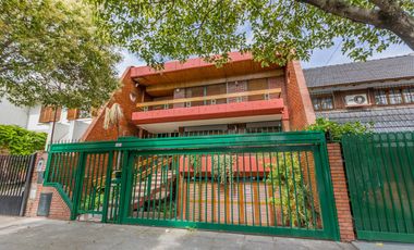 VENTA Casa 5 ambientes Barrio Versalles , patio y cochera para dos autos  PERMUTA - APTO CREDITO