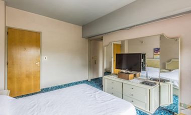 VENTA Casa 5 ambientes Barrio Versalles , patio y cochera para dos autos  PERMUTA - APTO CREDITO
