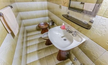 VENTA Casa 5 ambientes Barrio Versalles , patio y cochera para dos autos  PERMUTA - APTO CREDITO