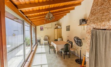 VENTA Casa 5 ambientes Barrio Versalles , patio y cochera para dos autos  PERMUTA - APTO CREDITO