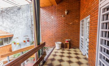VENTA Casa 5 ambientes Barrio Versalles , patio y cochera para dos autos  PERMUTA - APTO CREDITO