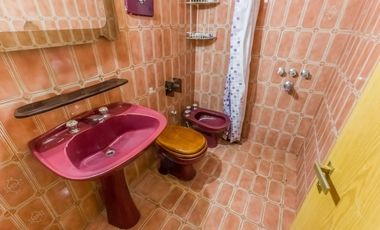 VENTA Casa 5 ambientes Barrio Versalles , patio y cochera para dos autos  PERMUTA - APTO CREDITO