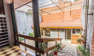 VENTA Casa 5 ambientes Barrio Versalles , patio y cochera para dos autos  PERMUTA - APTO CREDITO