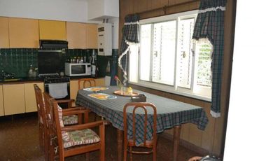 Casa en venta - 5 Dormitorios 2 Baños - Cochera - 323Mts2 - Temperley