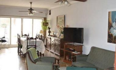 Casa en venta - 5 Dormitorios 2 Baños - Cochera - 323Mts2 - Temperley