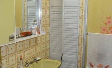 Casa en venta - 5 Dormitorios 2 Baños - Cochera - 323Mts2 - Temperley