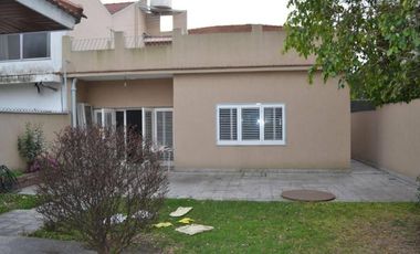 Casa en venta - 5 Dormitorios 2 Baños - Cochera - 323Mts2 - Temperley