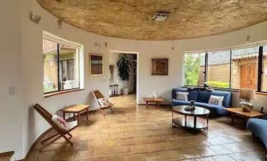 CASA CON ARQUITECTURA ORGÁNICA Y VISTA PANORÁMICA AL TEPOZTECO