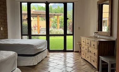 CASA CON ARQUITECTURA ORGÁNICA Y VISTA PANORÁMICA AL TEPOZTECO