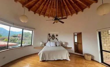 CASA CON ARQUITECTURA ORGÁNICA Y VISTA PANORÁMICA AL TEPOZTECO