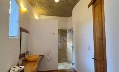 CASA CON ARQUITECTURA ORGÁNICA Y VISTA PANORÁMICA AL TEPOZTECO