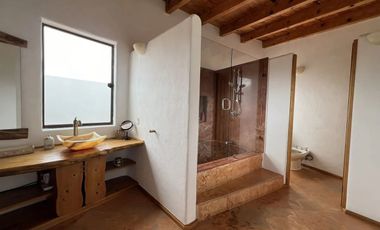 CASA CON ARQUITECTURA ORGÁNICA Y VISTA PANORÁMICA AL TEPOZTECO