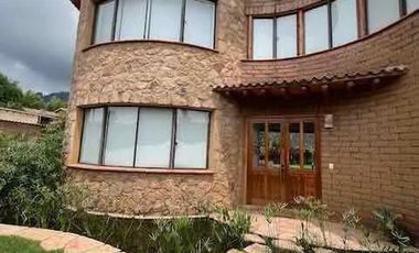 CASA CON ARQUITECTURA ORGÁNICA Y VISTA PANORÁMICA AL TEPOZTECO