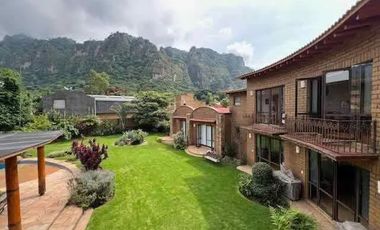 CASA CON ARQUITECTURA ORGÁNICA Y VISTA PANORÁMICA AL TEPOZTECO