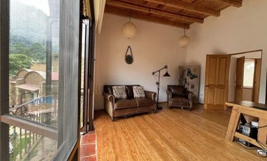 CASA CON ARQUITECTURA ORGÁNICA Y VISTA PANORÁMICA AL TEPOZTECO