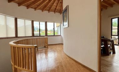 CASA CON ARQUITECTURA ORGÁNICA Y VISTA PANORÁMICA AL TEPOZTECO
