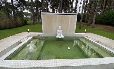 CASA EN VENTA PINAMAR, En el bosque, 5 ambientes, Diseño exclusivo - Parrilla y Jacuzzi