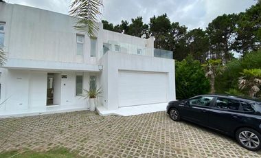CASA EN VENTA PINAMAR, En el bosque, 5 ambientes, Diseño exclusivo - Parrilla y Jacuzzi