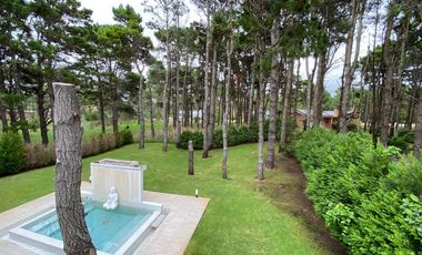 CASA EN VENTA PINAMAR, En el bosque, 5 ambientes, Diseño exclusivo - Parrilla y Jacuzzi