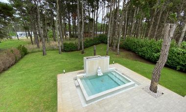 CASA EN VENTA PINAMAR, En el bosque, 5 ambientes, Diseño exclusivo - Parrilla y Jacuzzi