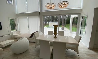 CASA EN VENTA PINAMAR, En el bosque, 5 ambientes, Diseño exclusivo - Parrilla y Jacuzzi
