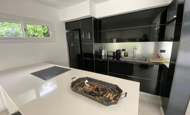 CASA EN VENTA PINAMAR, En el bosque, 5 ambientes, Diseño exclusivo - Parrilla y Jacuzzi