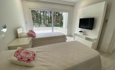 CASA EN VENTA PINAMAR, En el bosque, 5 ambientes, Diseño exclusivo - Parrilla y Jacuzzi