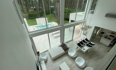 CASA EN VENTA PINAMAR, En el bosque, 5 ambientes, Diseño exclusivo - Parrilla y Jacuzzi