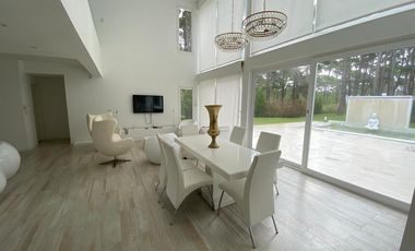 CASA EN VENTA PINAMAR, En el bosque, 5 ambientes, Diseño exclusivo - Parrilla y Jacuzzi