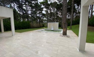 CASA EN VENTA PINAMAR, En el bosque, 5 ambientes, Diseño exclusivo - Parrilla y Jacuzzi